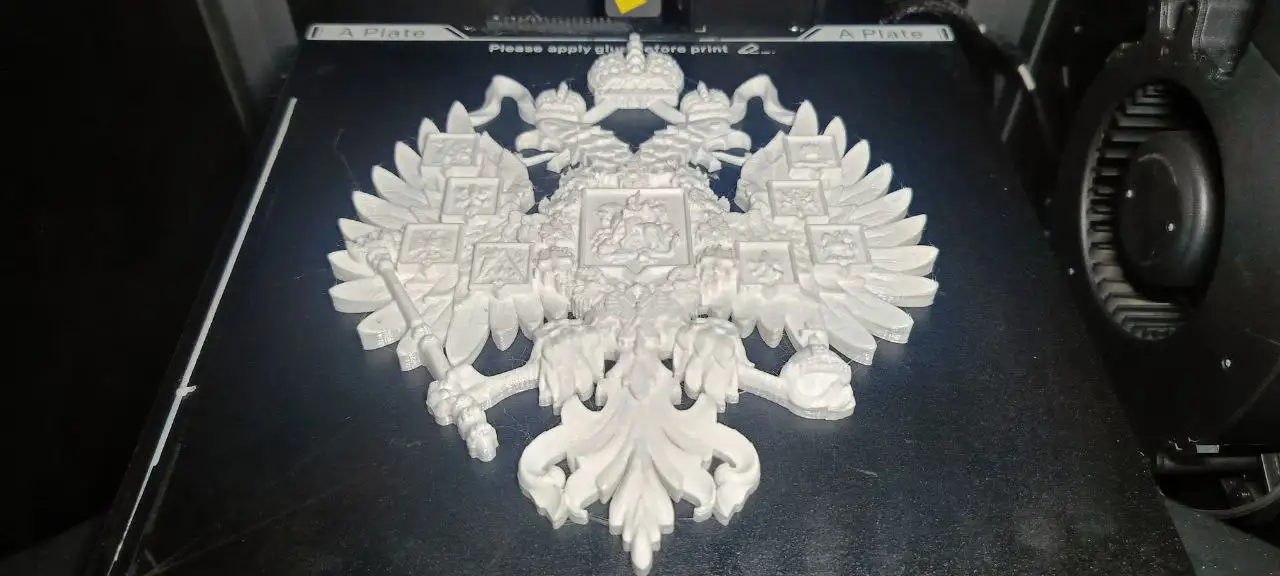 Процесс 3D-печати герба Российской Империи